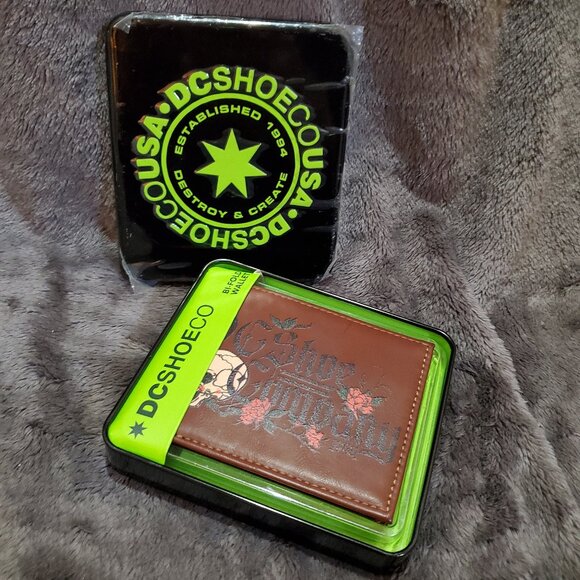 DC SHOES Men's Brown Bifold Wallet Skull and Roses - Picture 6 of 7